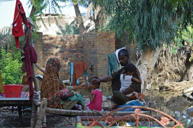 قتلت أكثر من ألف شخص وأضرت بالملايين.. باكستان تناشد العالم مساعدتها لمواجهة فيضانات مدمرة (فيديو)