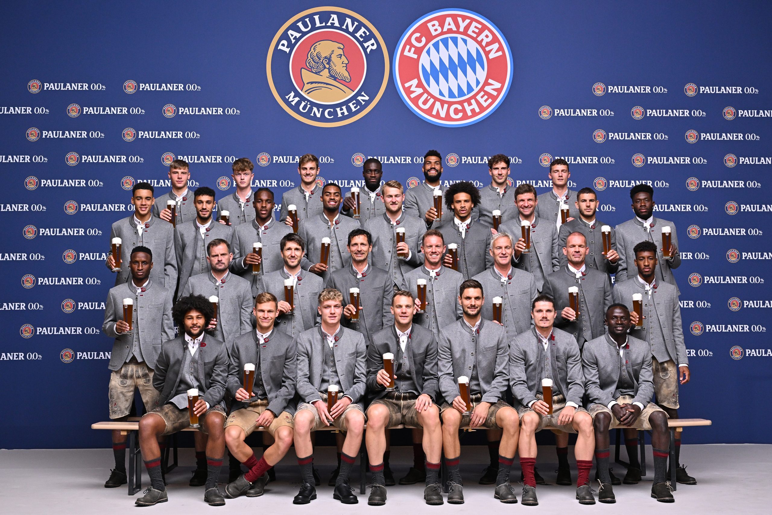 ماني ومزراوي يرفضان حمل زجاجة الخمر.. ظهرا بدونها في جلسة التصوير التقليدية لبايرن ميونيخ