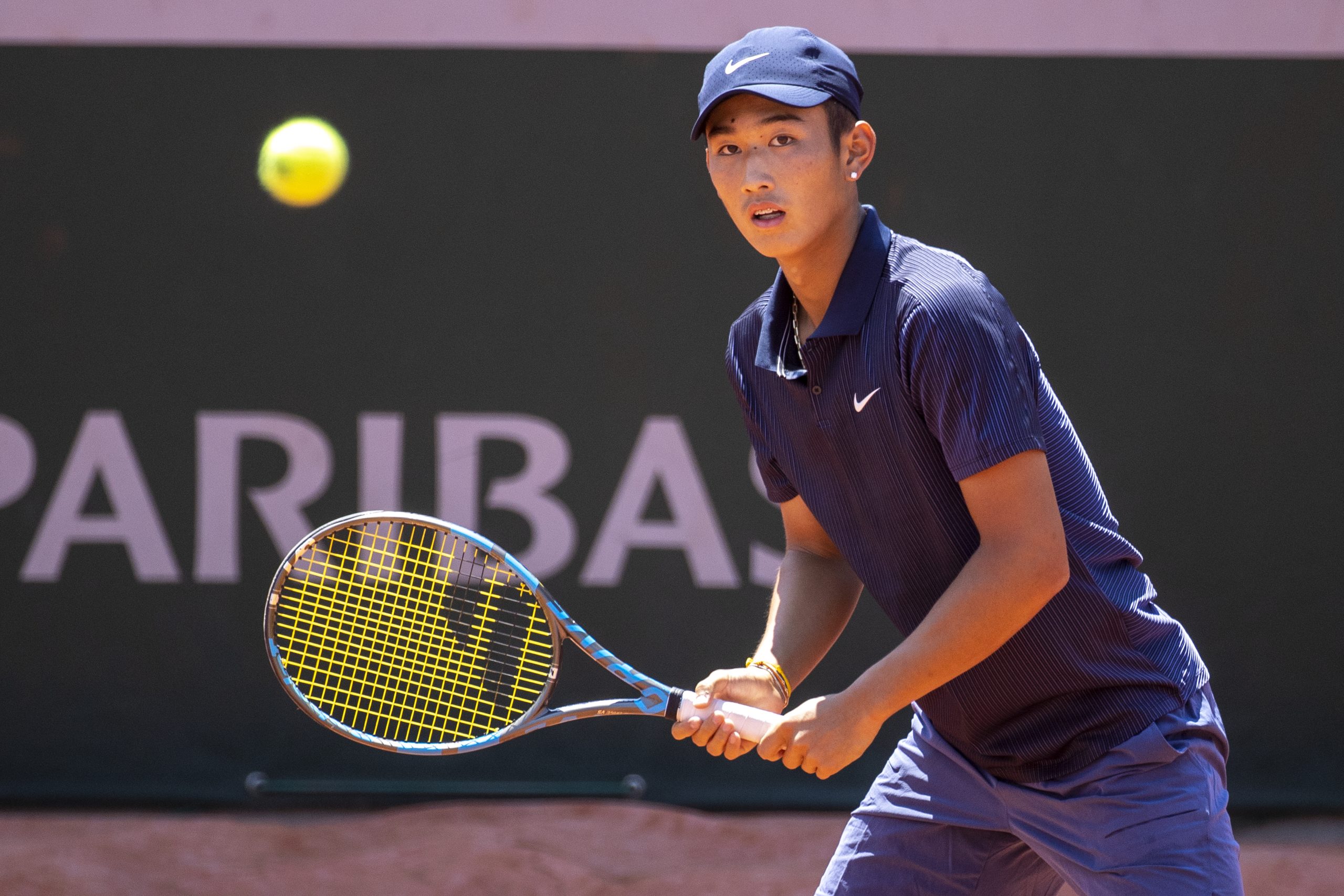 لاعب تنس يوقف مباراة لإنقاذ جامع الكرات - gettyimages