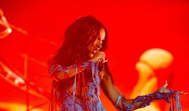 مُغنية راب أمريكية تفاجئ جمهورها وتحلق شعر رأسها وحواجبها في بث مباشر على إنستغرام! (فيديو)