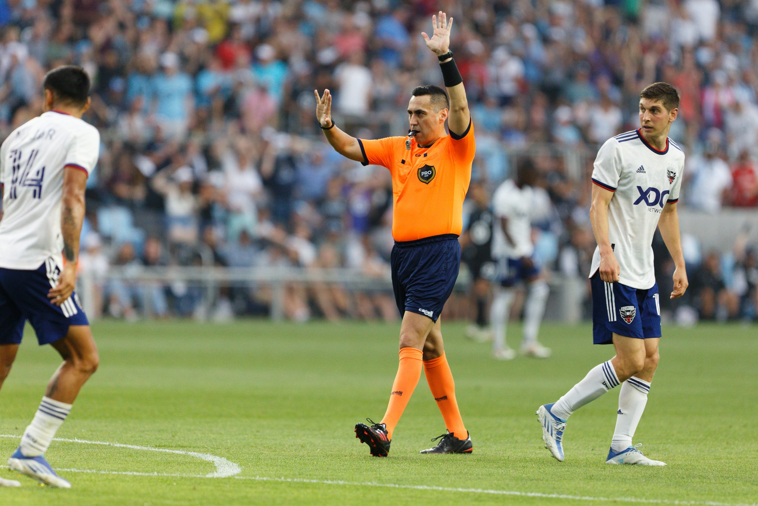 تثبيت كاميرا على صدر حكم خلال مباراة - gettyimages