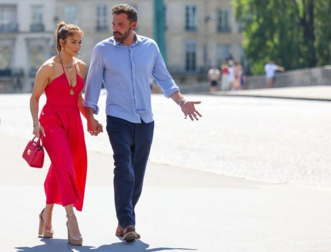 أحد فساتينها احتاج 500 متر قماشاً و700 ساعة للتطريز! تفاصيل حفل زفاف جينيفر لوبيز وبن أفليك