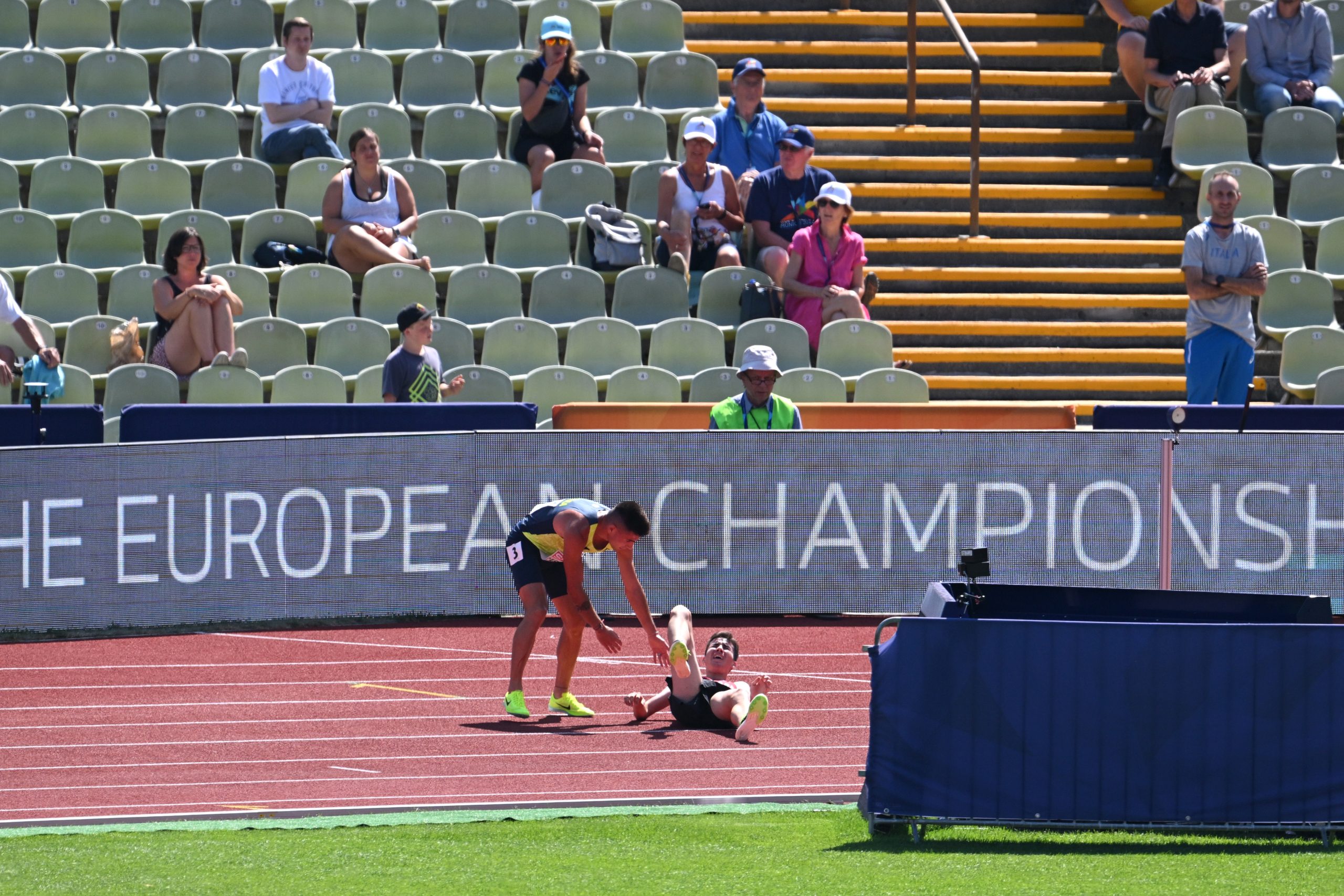 عداء يضحّي بالسباق لإنقاذ منافِسه - gettyimages