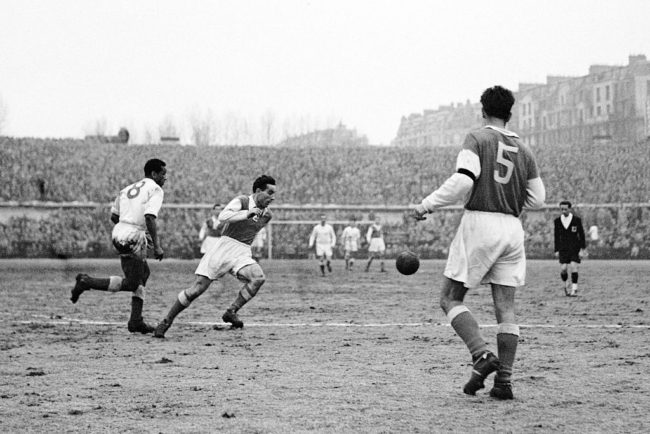 لُقب بـ”الجوهرة السوداء” قبل بيليه.. العربي بن مبارك الذي تألق عالمياً ولم تكتشف جثته إلا بعد 3 أيام