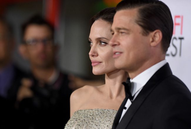 عنّفها وشتمها وصبّ الجعة عليها! الكشف عن “حادثة الطائرة” التي أدّت إلى طلاق آنجلينا جولي وبراد بيت