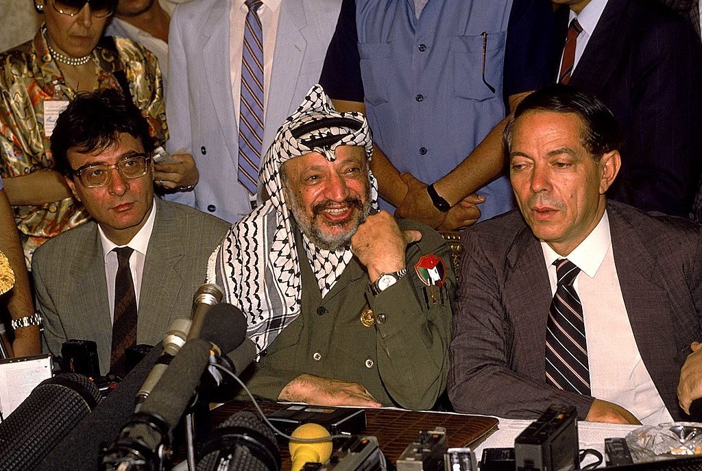 إلى جانب ياسر عرفات والدبلوماسي المصري أسامة الباز/ Getty Images