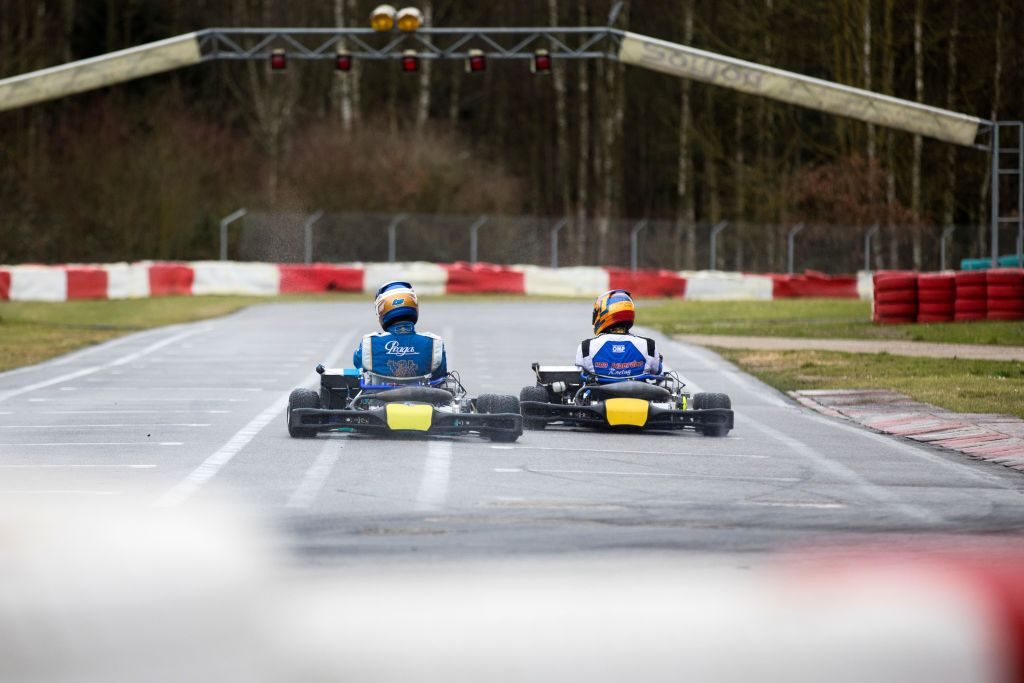 غضب بفرنسا بعد فيديو يُظهر محكومين في “جرائم كبرى” يلهون بعربات سباق داخل سجن!