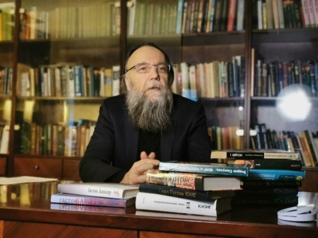 “لقد قُتلت أمام عيني”.. الفيلسوف الروسي الملقب بـ”عقل بوتين” يكسر صمته ويتحدث عن اغتيال ابنته