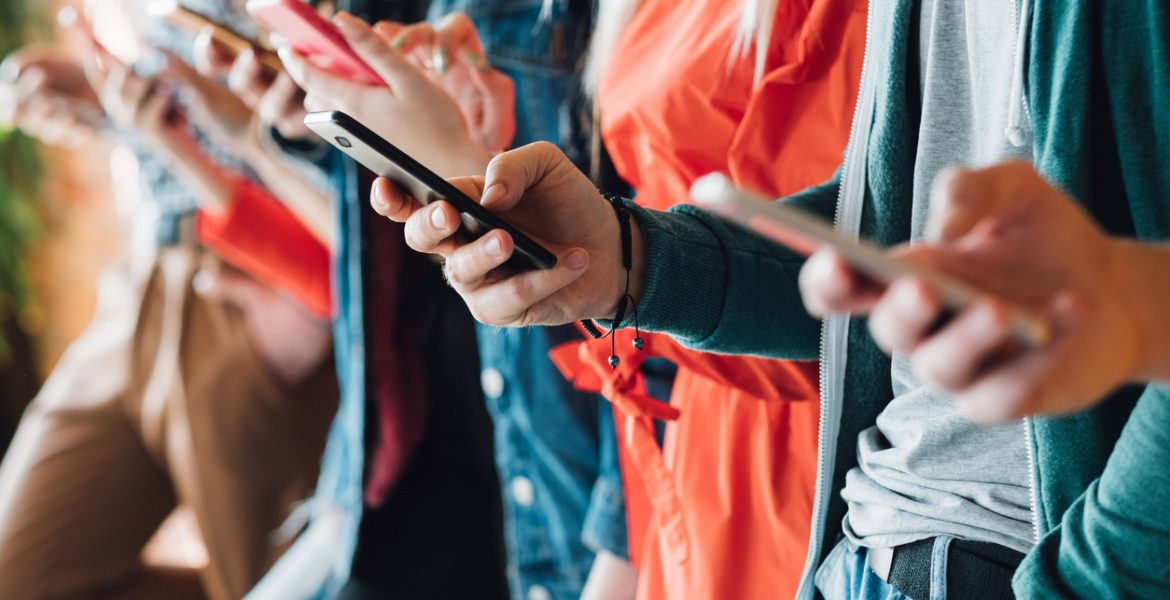 “الجيل الجديد جاد أكثر من اللازم”.. دراسة: الشباب مفرطون بـ”الحذر” ويخاطرون بإضاعة فرصة الحياة