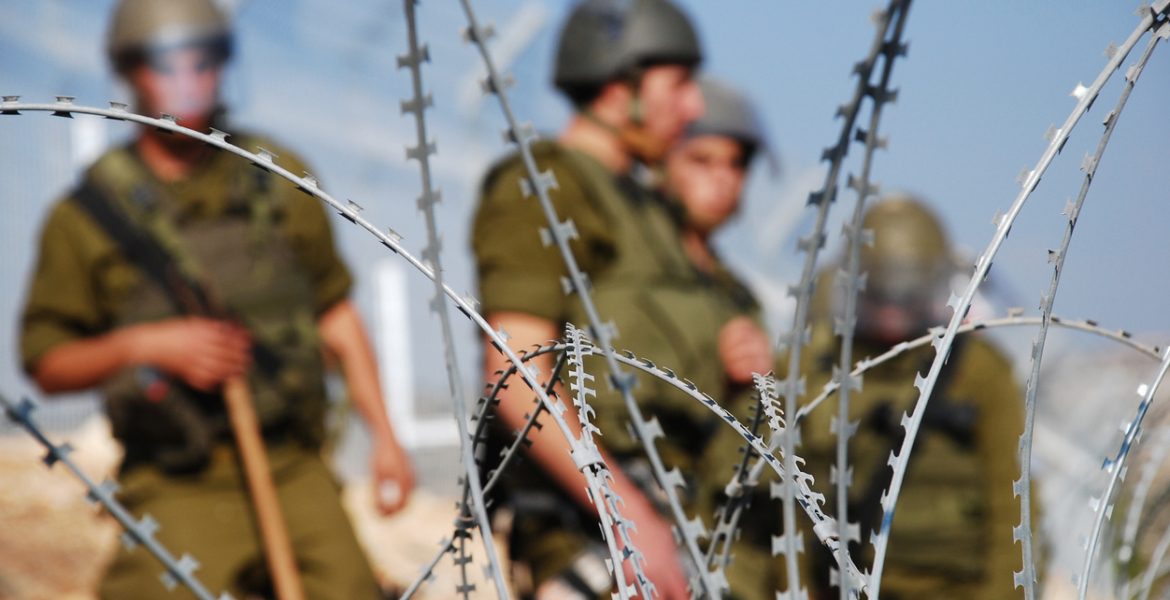 فيديو لجندي إسرائيلي يسقط فيتخلى عنه زملاؤه الفارون.. هروب جماعي لجنود الاحتلال من حجارة الفلسطينيين