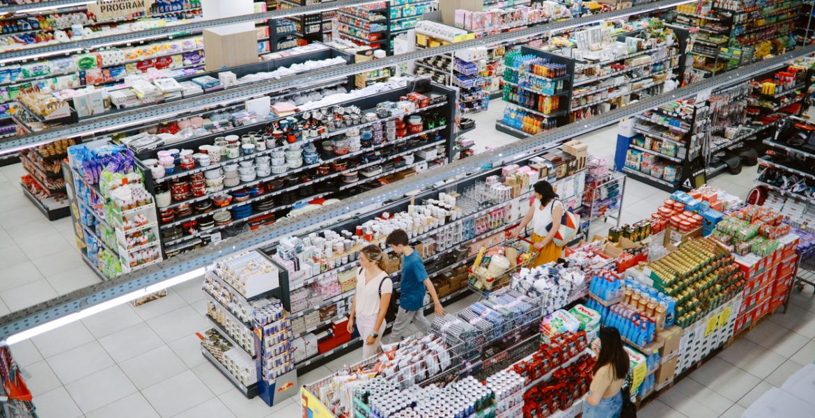 نظريات المؤامرة تلقى رواجاً في فرنسا! التايمز: نقص منتج رمزي يكفي لاستثارة جنون العظمة عند الفرنسيين