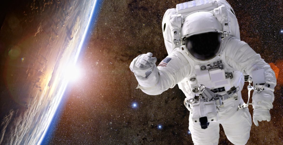 تسرّب مياه إلى خوذة رائد فضاء يستنفر وكالة ناسا.. زملاؤه سارعوا لإنقاذه حينما شعر بأنه “سمكة” (فيديو)