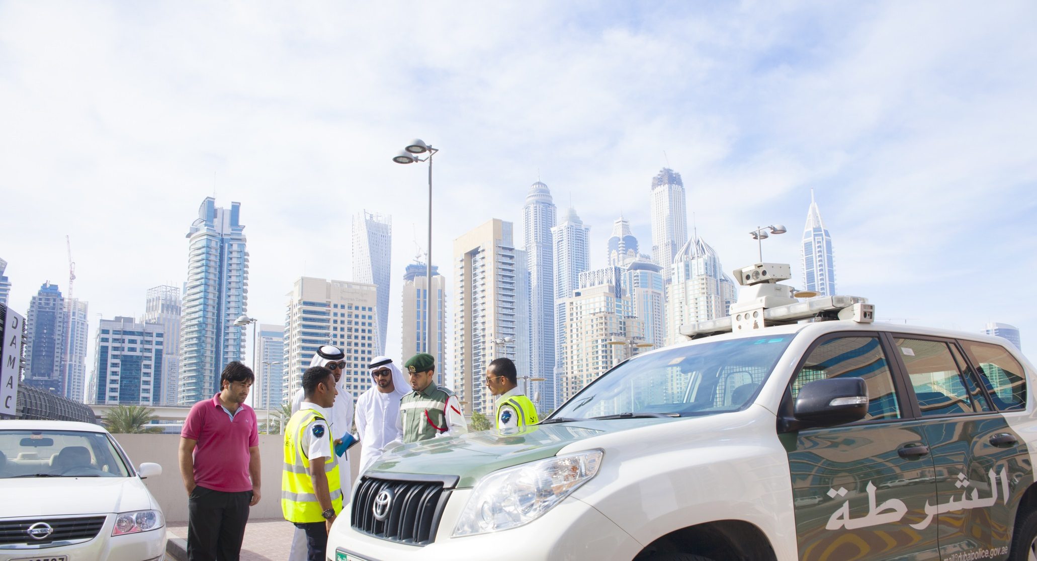 “أنت على الحافة.. الله يستر”! عُمان توقف سائحاً إماراتياً أثار جدلاً بمقطع فيديو يوثق مغامرة خطيرة