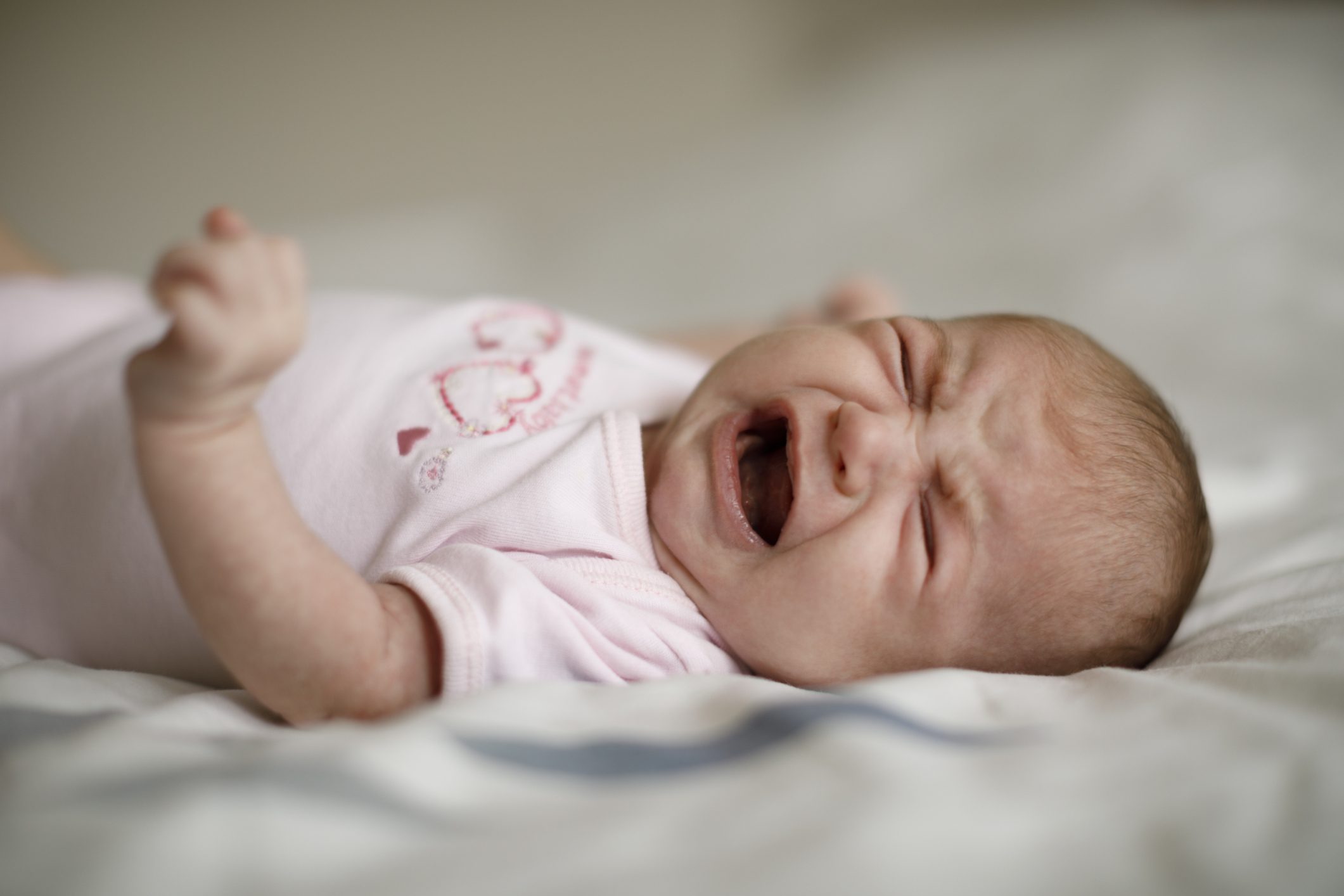 بكاء الأطفال حديثي الولادة - توضيحية / istock