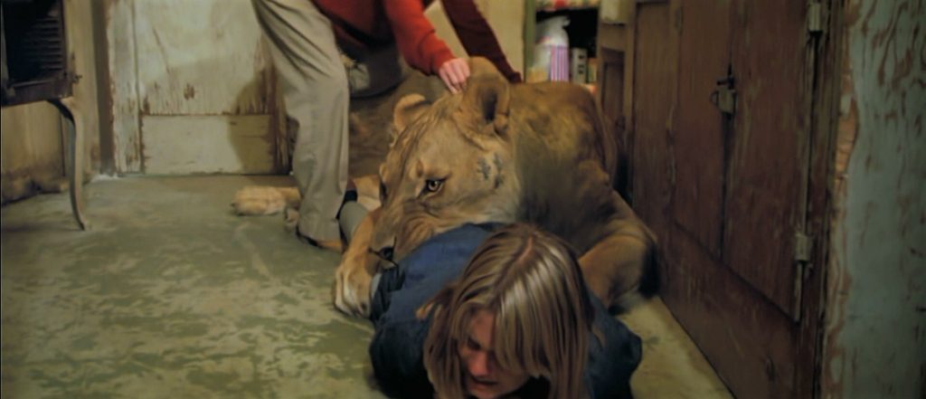 Youtube/ كواليس مجنونة خلال تصوير فيلم Roar "الزئير"