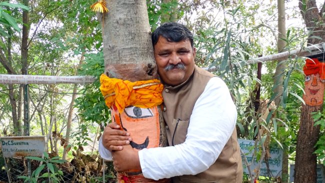 توفيت ابنته فقرّر ألا يعيش أحد آخر نفس المأساة.. حوّل قريته القاحلة إلى غابة خضراء