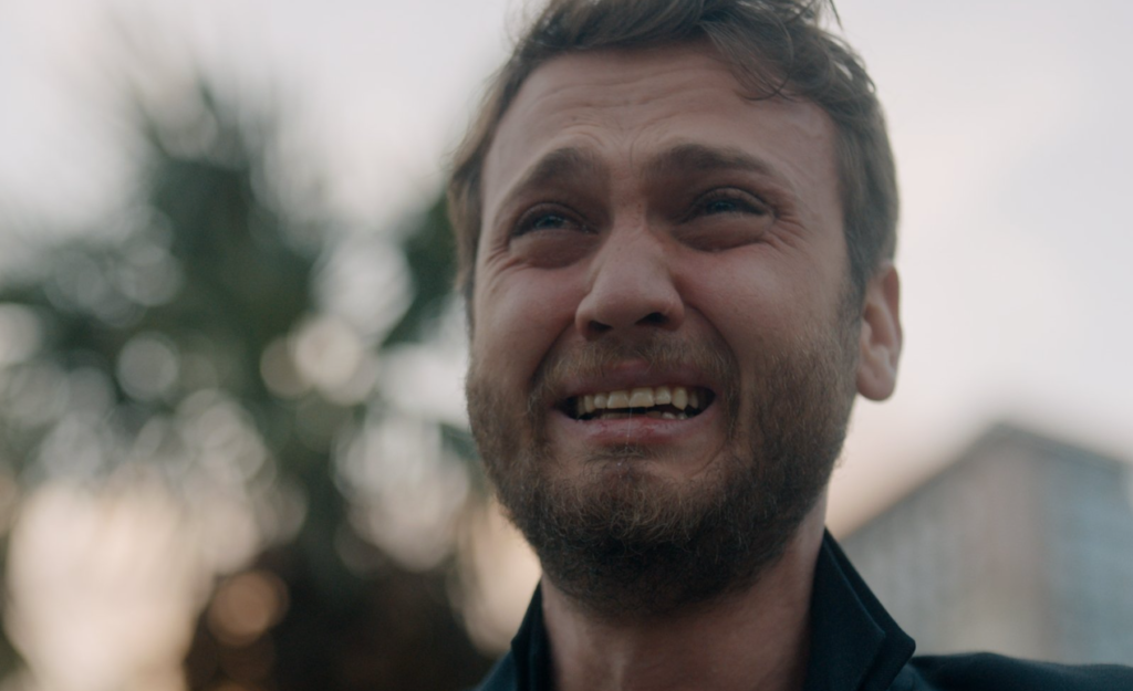 Social Media/ كيف يستطيع الممثلون البكاء في المسلسلات والأفلام