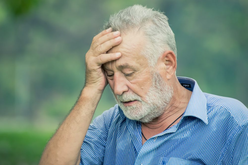 الكبار في السن عادة ما يكونون عرضة للمخاطر عن الصيام المتقطع - ShutterStock