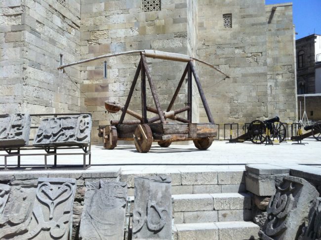 المنجنيق في التاريخ.. ماذا تعرف عن مدافع المسلمين الثقيلة قبل ألف عام؟