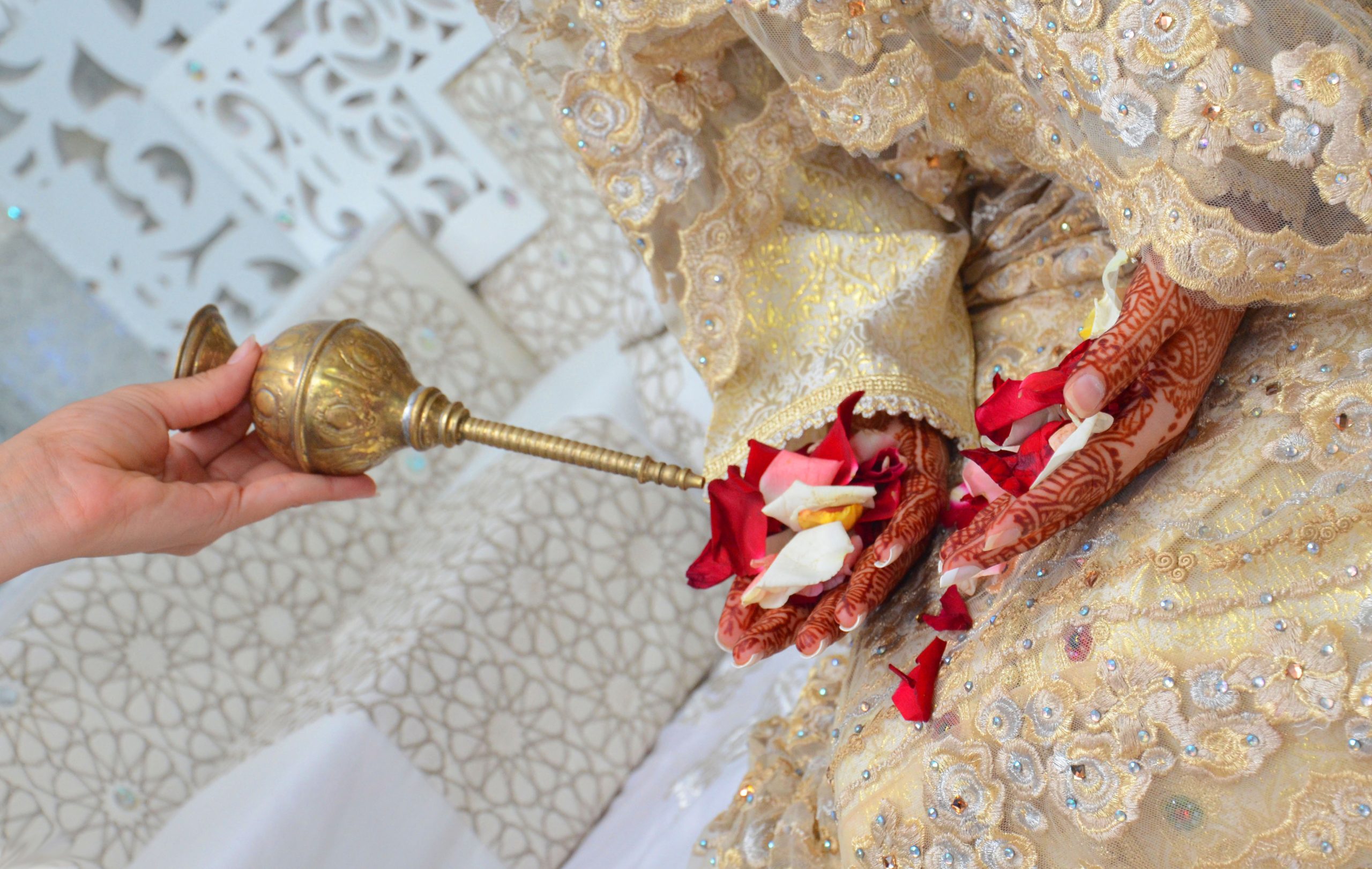 العروس ترتدي غطاء 