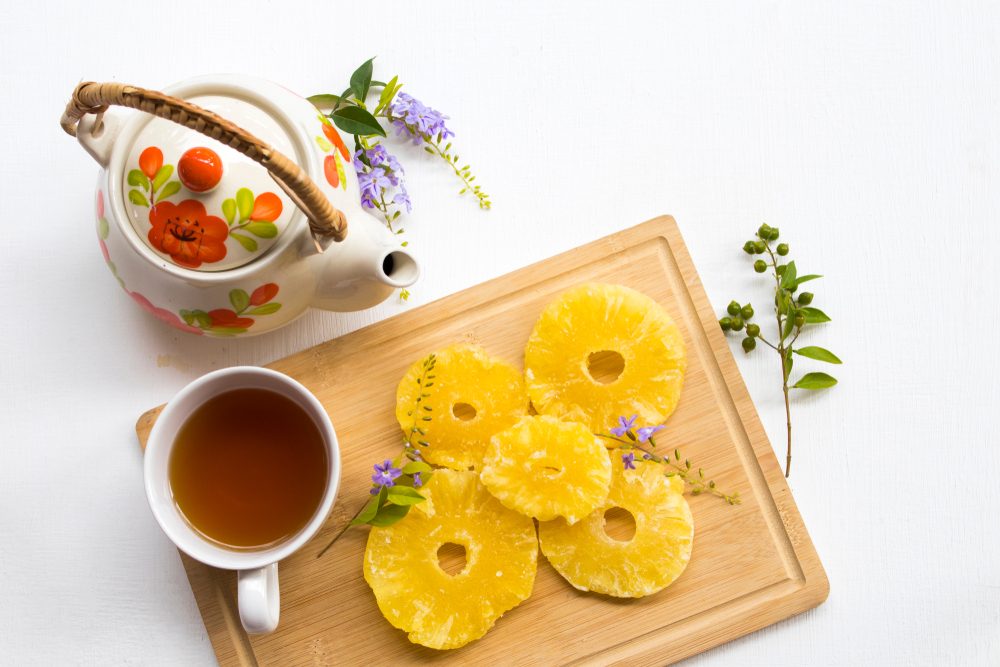 يساعد على الحرق ويعالج مشاكل الهضم والمعدة.. فوائد شاي الأناناس واستخداماته الصحية