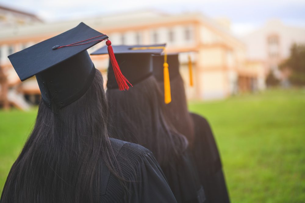 الثوب والقبعة أصبحت من الرموز العالمية اليوم للاحتفال بالتخرج الجامعي - ShutterStock