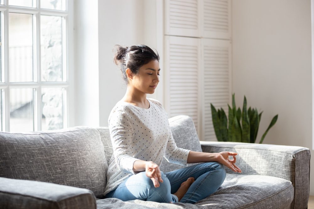 تمارين التنفس والتأمل تساعد في تهدئة العقل خلال اليوم - ShutterStock