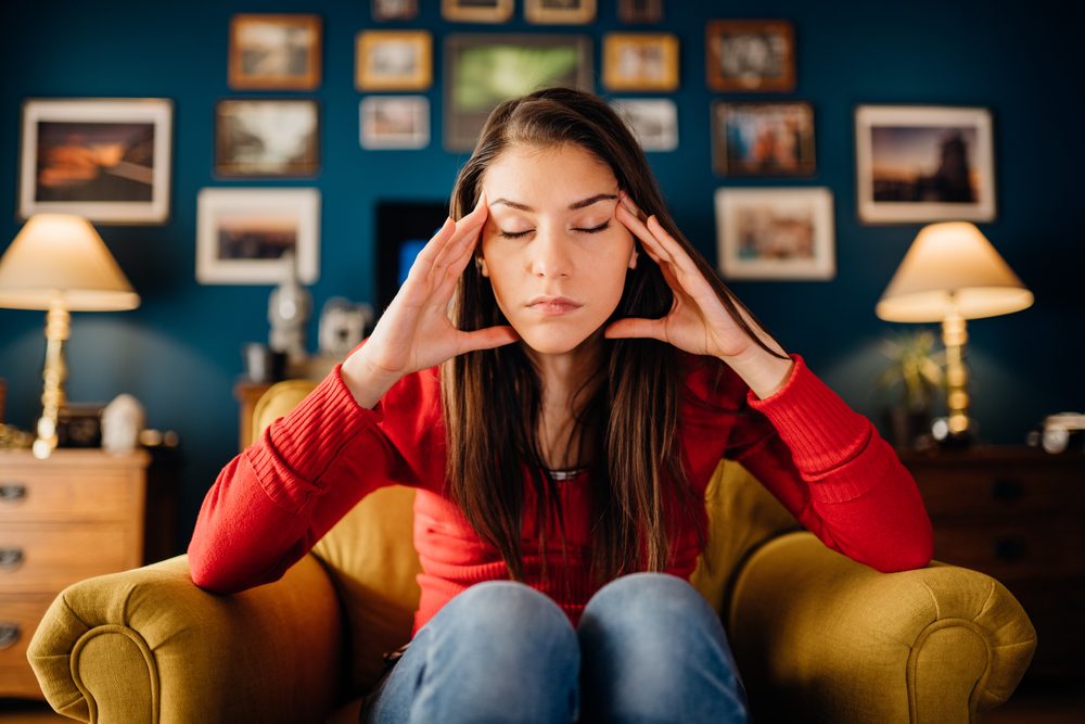 التوتر والضغط العصبي خلال اليوم يساهم في التفكير الزائد ليلاً - ShutterStock