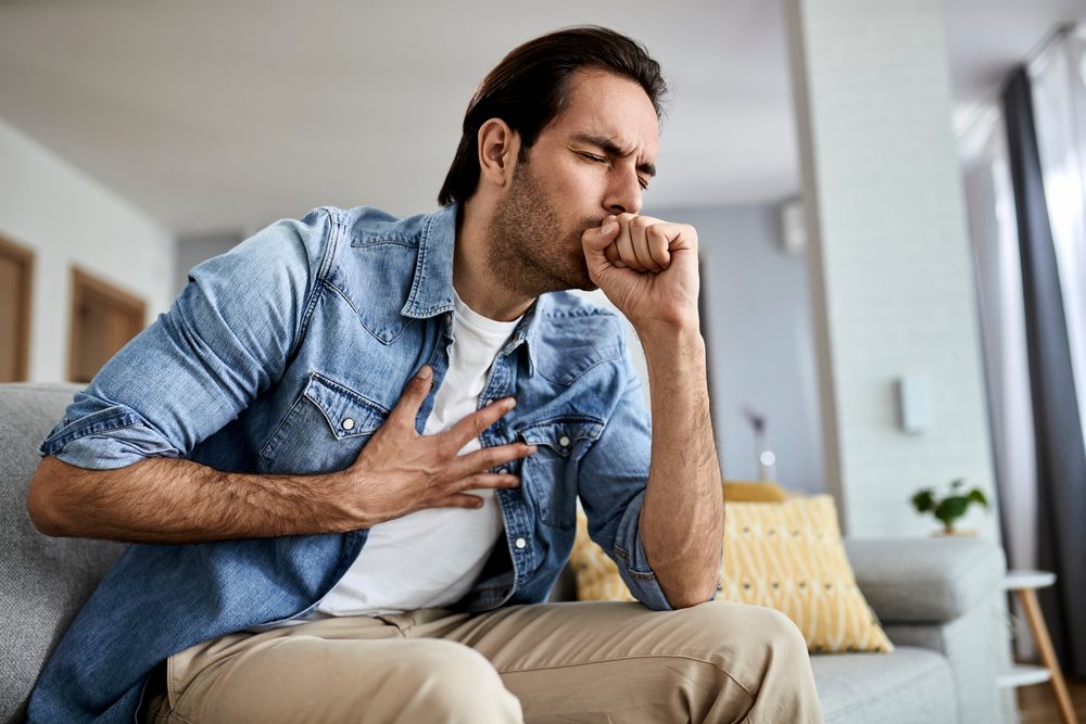 يجب مراجعة الطبيب إذا تواصل السعال لأكثر من أسبوع - ShutterStock