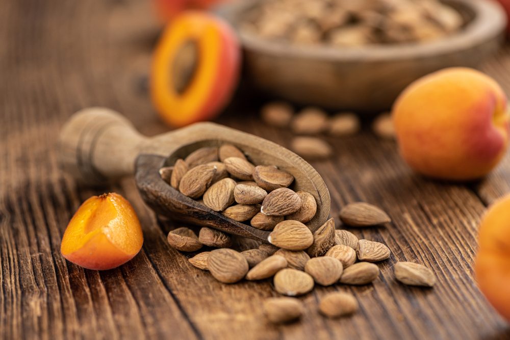 يتم استخراج الزيت من نواة المشمش التي تشبه اللوز - ShutterStock