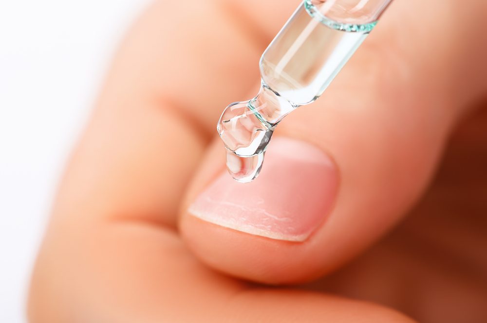 زيت الخروع يساعد في تقوية الأظافر وتعزيز صحتها وبياضها - ShutterStock