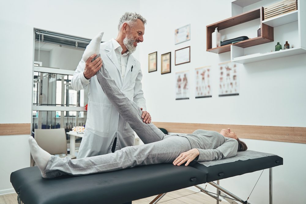 من الضروري مراجعة طبيبك العلاج الطبيعي قبل ممارسة التمارين بركبتك الضعيفة - ShutterStock