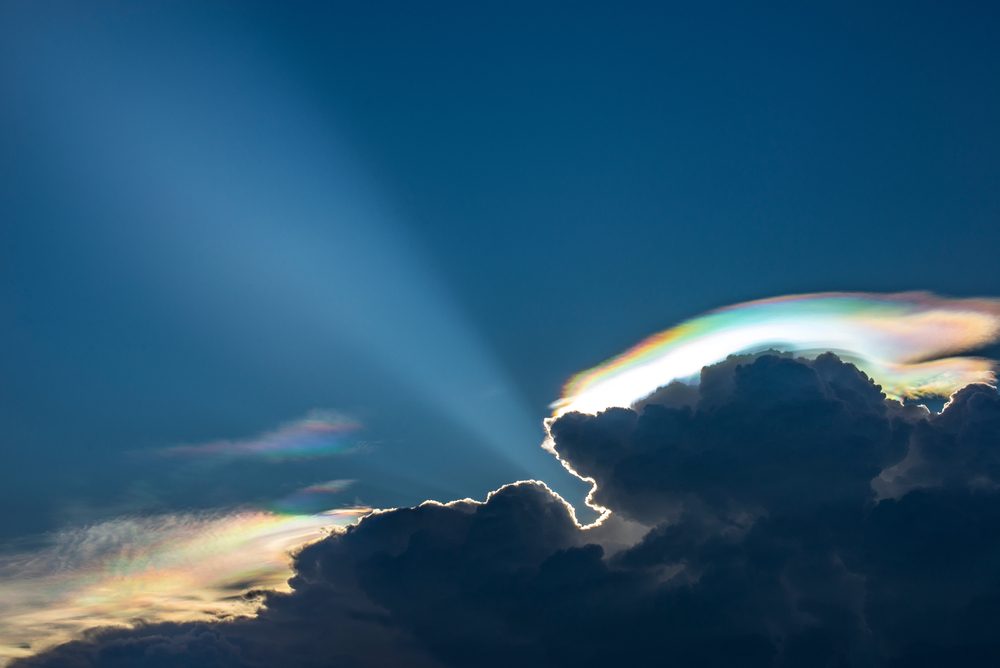 ظاهرة جوية نادرة قد تبدو خيالية للوهلة الأولى! ما هو "سحاب قوس قزح" الذي أذهل سكان ولاية فرجينيا؟