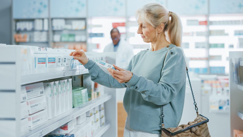 يمكن الحصول على المكملات الغذائية من المتاجر بدون وصفة طبية - ShutterStock