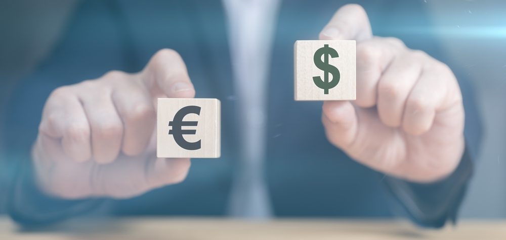 تلك الرموز أصبحت العلامة العالمية للنقود والمعاملات المالية - ShutterStock