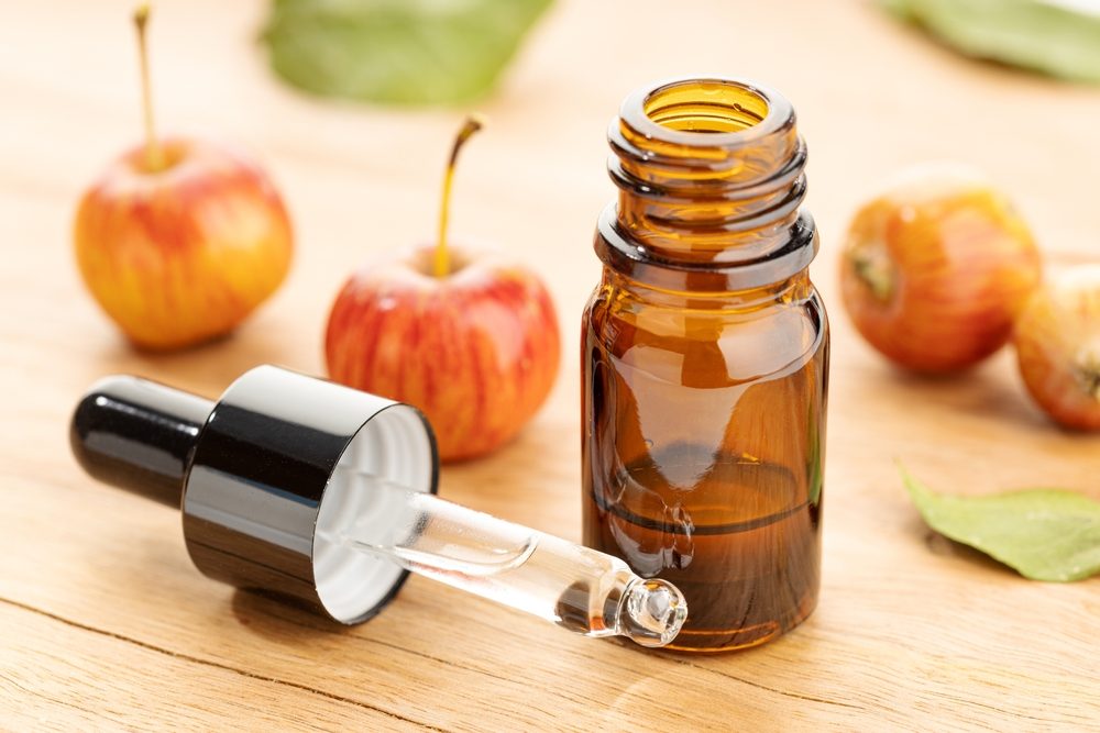 يتم استخدام الزيت بشكل موضعي على البشرة لتحقيق أكبر النتائج - ShutterStock