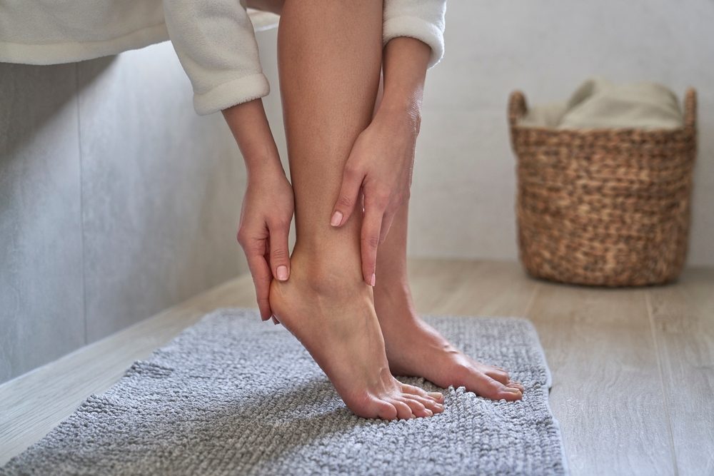 ترطيب القدمين قد يوفر عليكِ الكثير من الحرج بين الأصدقاء - ShutterStock