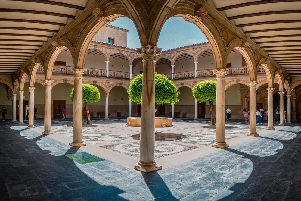 يُعتقد أن جامعات الأندلس كانت أول مظهر من مظاهر الجامعات التعليمية المعروفة - ShutterStock
