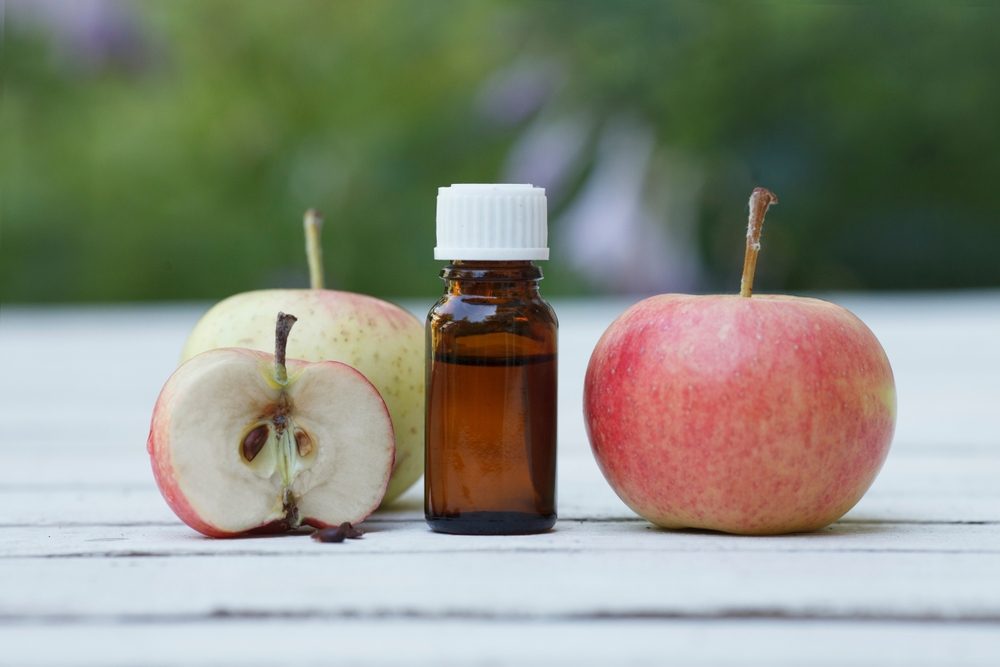 يستخلص زيت التفاح النقي من بذور ثمار التفاح - ShutterStock