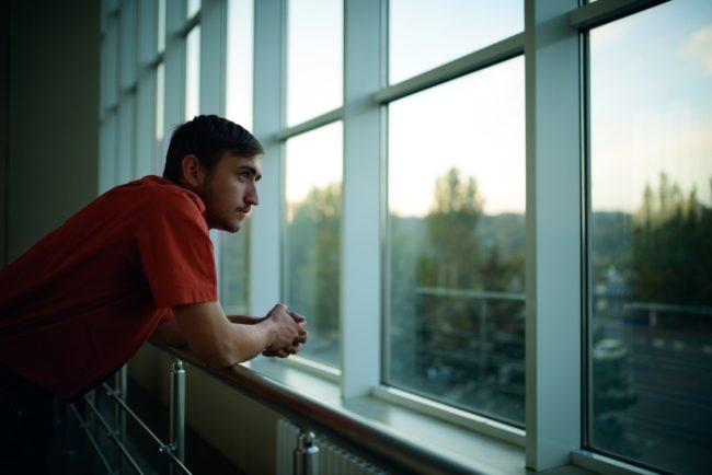 لا تصنّف نفسك ولا تتعامل مع الناس على أنهم “قوالب”.. كيف تعيش حياة بعيدة عن التفكير السطحي؟