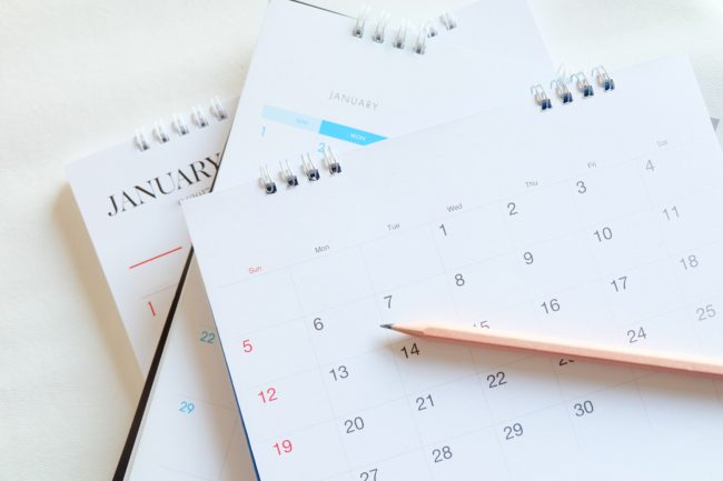 يوم للإفطار بالآيس كريم وآخر للتراشق بالطماطم.. أغرب الأيام التي يتم الاحتفال بها عالمياً