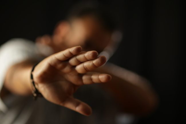 العنف المنزلي ضد الرجال.. خوف من العار ومعاناة في صمت