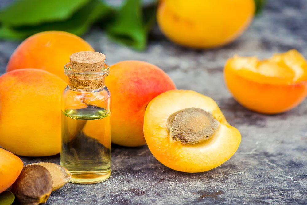 زيت المشمش مثالي لعلاج الأكزيما والصدفية والتهابات الجلد - ShutterStock