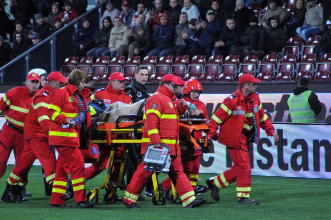 منهم من تعرّض لتلف في الدماغ.. حوادث الملاعب التي أنهت مسار أشهر لاعبي كرة القدم