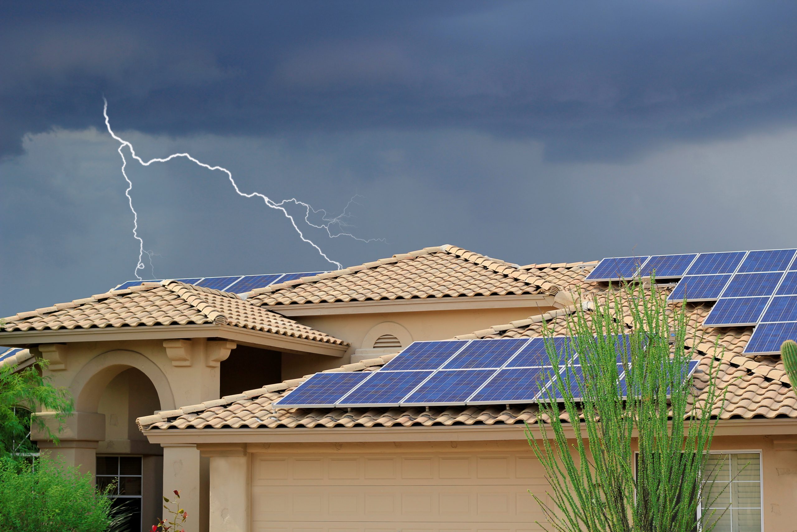 Shutter Stock/ لماذا لا ينبغي الاستحمام أبداً أثناء عاصفة رعدية!