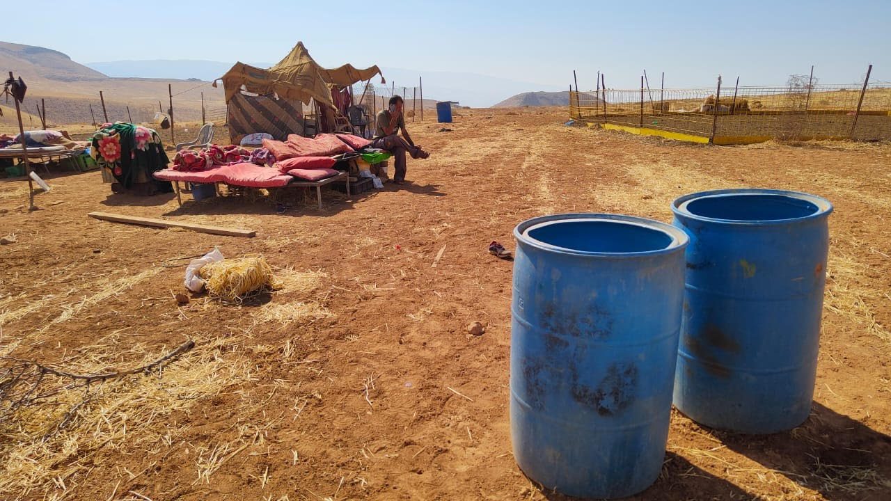 حتى براميل المياه صادروها.. إسرائيل تستغل موجة الحر العالمية لقمع سكان الأغوار