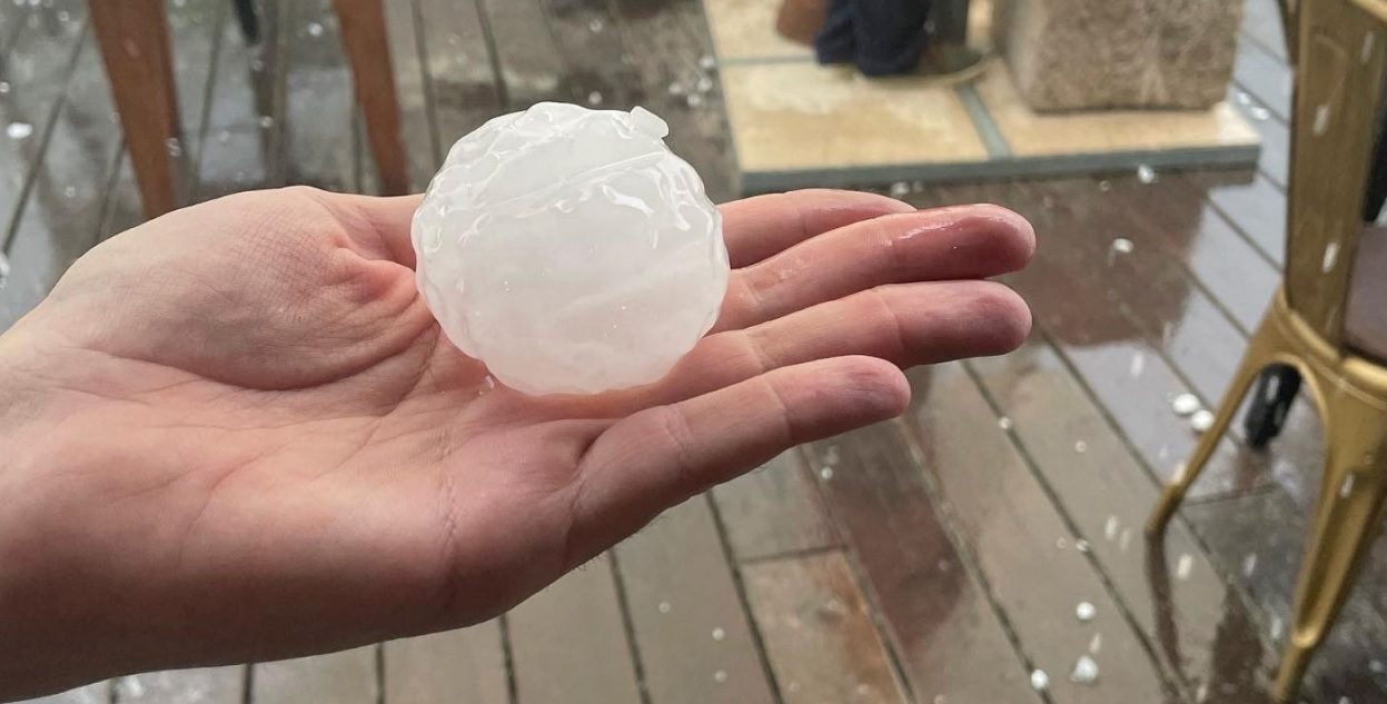 10 دقائق من الرعب.. حبات بَرَد كبيرة كالحجارة تضرب منطقة بإسبانيا وتقتل طفلة (فيديو)