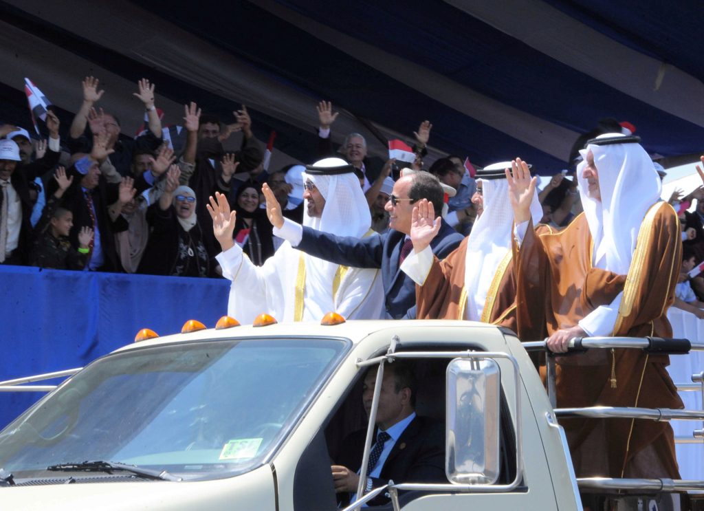 السيسي برفقة قادة خليجيين منهم محمد بن زايد، وسلمان بن حمد، وخالد الفيصل/ رويترز