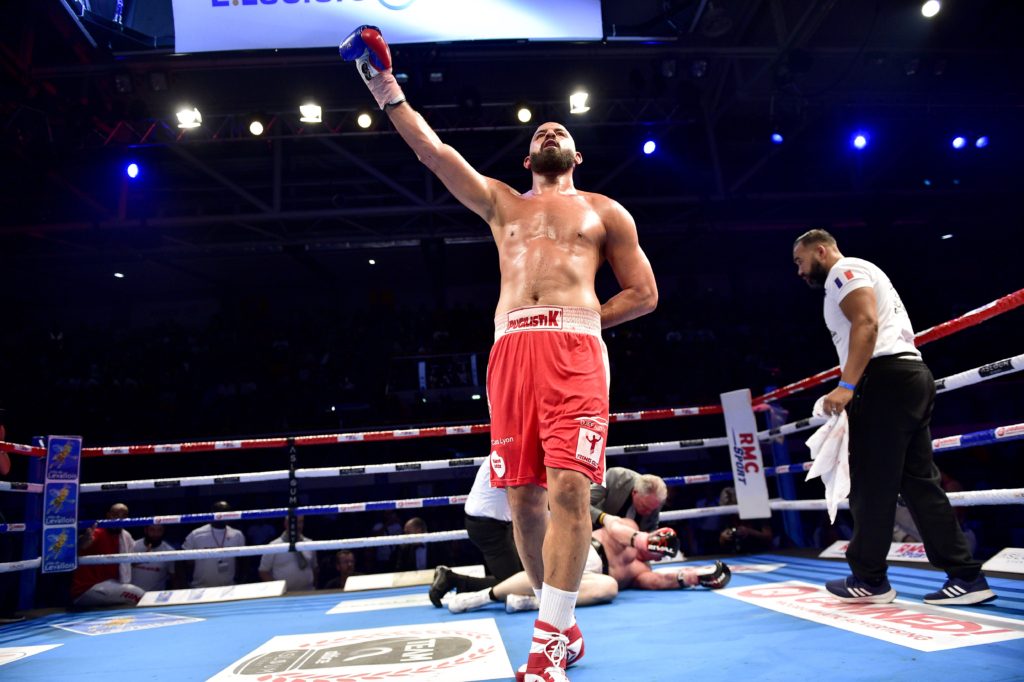 نيوفل واتاه ابن عم كريم بنزيمة يثير الجدل في فرنسا (رويترز)