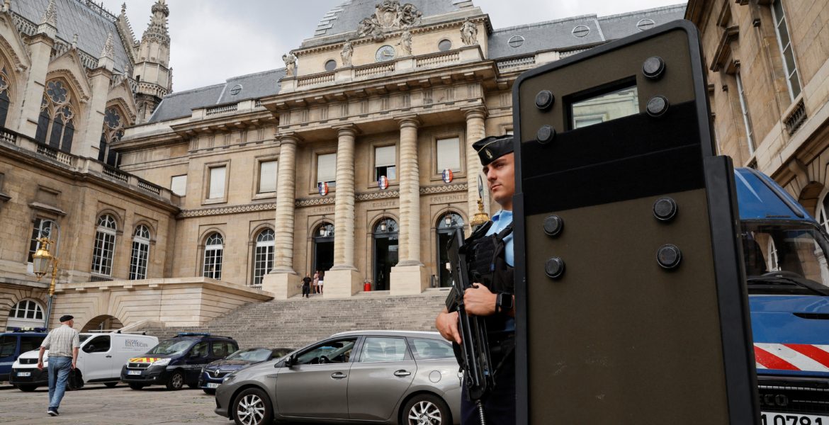 فرنسا تصدر مذكرة توقيف أوروبية بحق الداعية المغربي إيكوسين.. اختفى منذ صدور قرار بترحيله